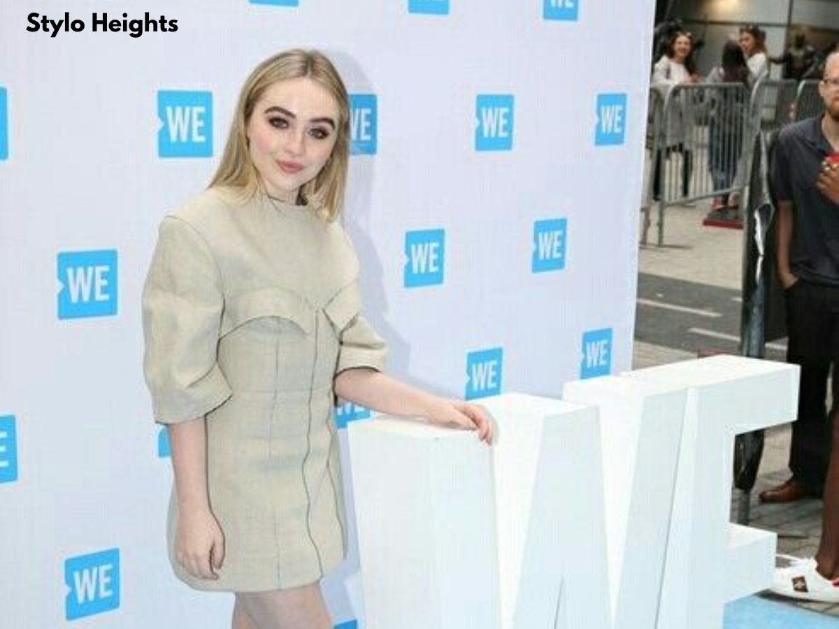 Sabrina Carpenter's Height(00)